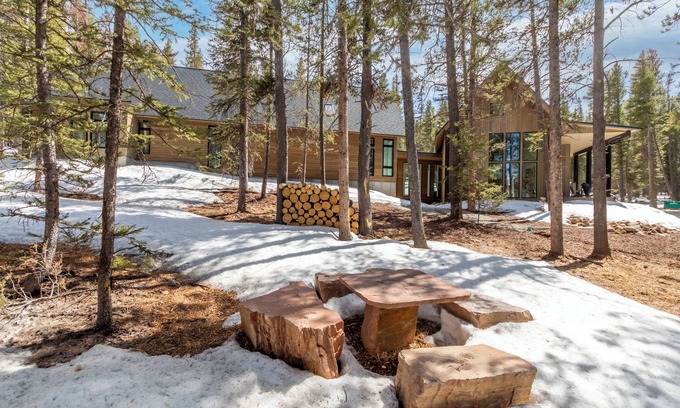 Michigan Hill Casa | An Exceptional Home for a Colorado Vacation. Luxury, Seclusion, Trees, Mountains