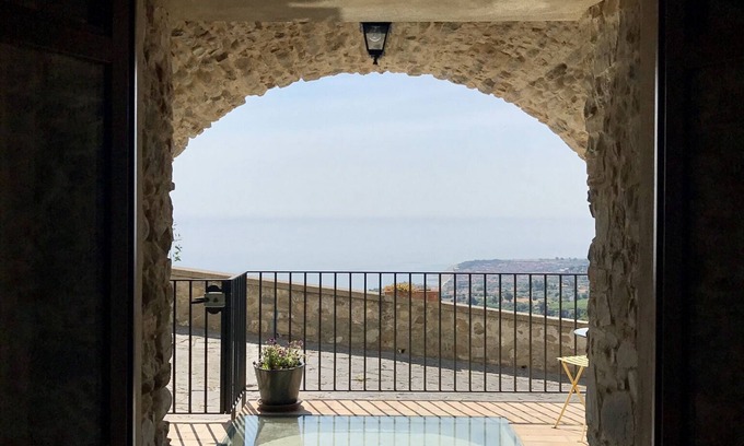 Roseto Capo Spulico Apartamento | Un apartamento histórico de lujo con vistas panorámicas sobre la costa jónica y el mar.