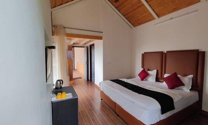 Naukuchiyatal Cabaña | An independent Cottage with mountain view and 10 minutes walk from the lake.