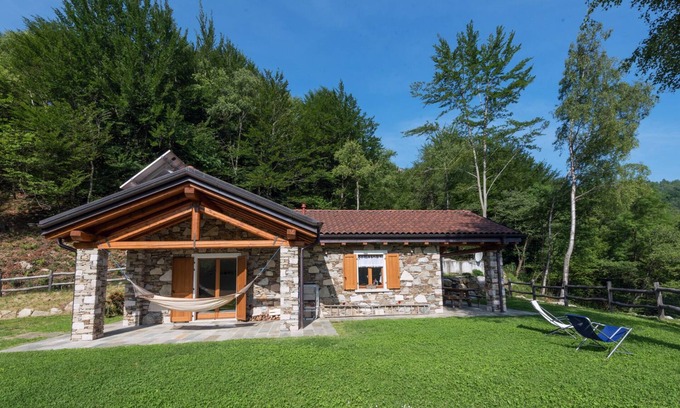 Levo Casa | Un oasis en medio de la naturaleza: casa de piedra de 3 habitaciones amueblada con buen gusto con estanque