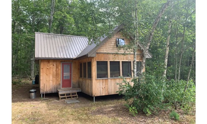 Waldoboro Cabina | An off-grid comfy cabin in a quiet corner of a midcoast organic farm