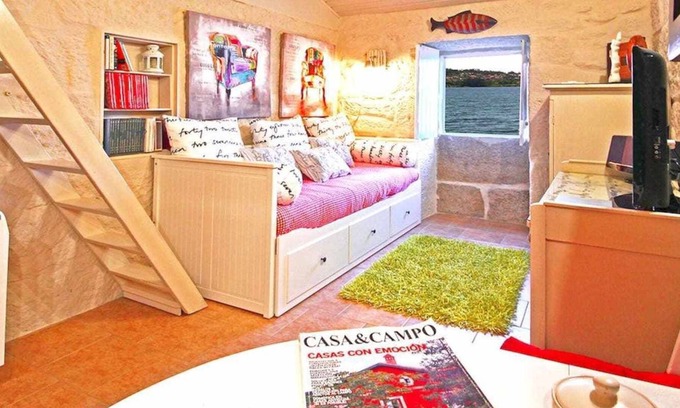 Combarro Casa | Antiguo almacén de sal encima del mar.