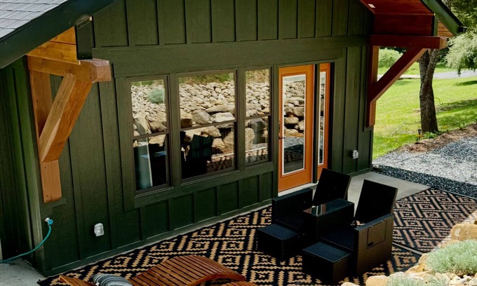 Rockbridge Baths Cabina | An Upscale Charming Couples Escape! w Hot Tub & Fire Pit ! Outdoor TV!