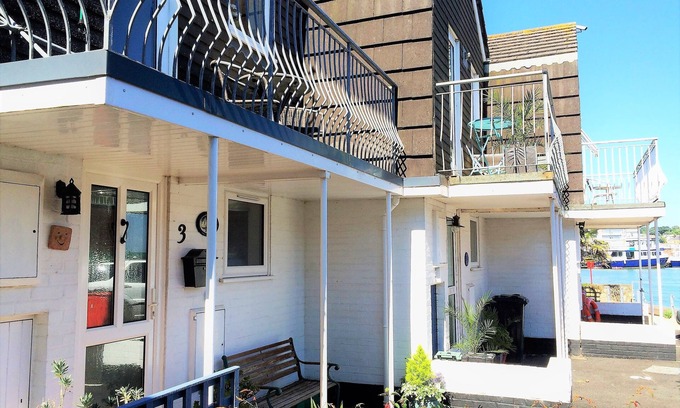 East Cowes Cabaña | Anchor Cottage - una casa que tiene capacidad para 4 personas en 2 dormitorios