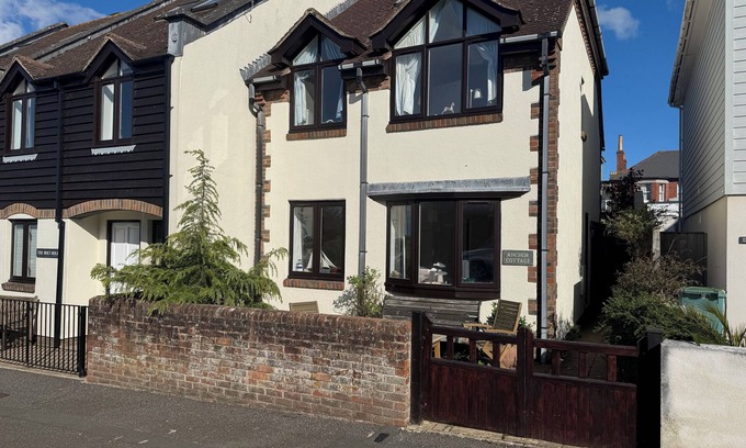 Seaview Cabaña | Anchor Cottage holiday home by the sea, pet friendly, minutes walk to beach