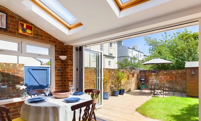 Ryde Casa | Anchor Down Close to the Beach Cafes and Restaurants