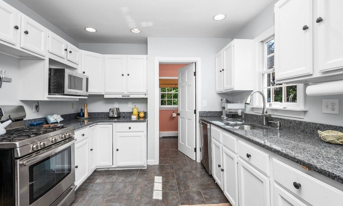 Yarmouth Port Casa | Anchor House: Cozy Bayside Retreat Near Gray's Beach with Yard, Linens & Classic Cape Charm
