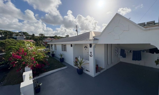 Welches Casa | Anchor Villa , 4 bedroom single family home Steps to the beach .