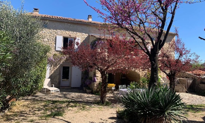 Labastide-de-Virac Casa | Ancien mas Provençal Restauré sur les Hauts D'un Village de Caractère
