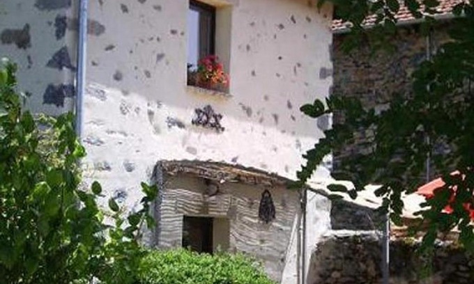 Retournac Casa | Ancien pigeonnier restauré avec terrasse, terrain clos et équipements bébé à Sarlanges, Retournac - FR-1-582-167