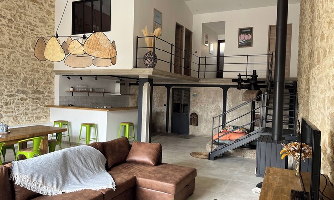 Boujan-sur-Libron Casa | Ancienne Cave Vinaire Aménagée en Loft Avec Patio et Mini-piscine