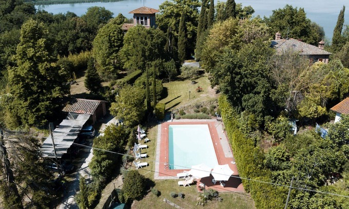 Binami Villa | Ancient farmhouse on a hilly and panoramic position, overlooking the Lake of Montepulciano. Ideal fo