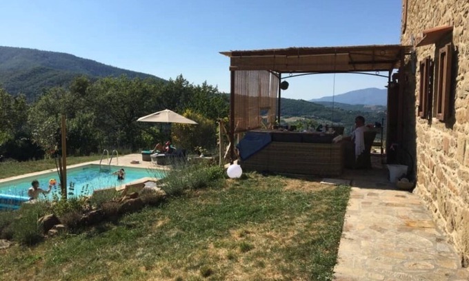 Anghiari Casa | Edificio antiguo en el corazón de las colinas toscanas con piscina y vista panorámica.