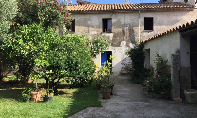 Guspini Casa | Antigua casa con jardín - mar, relax y vacaciones / Casa Terra - IUN P7085