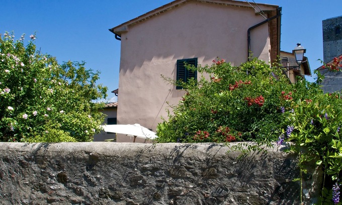 Serravalle Pistoiese Casa | Restaurada casa con jardín en pueblo medieval - El jardín secreto