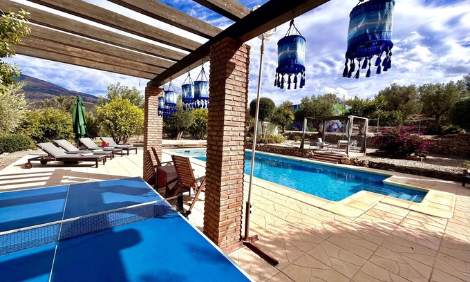 Pinos del Valle Villa | Villa de lujo con piscina privada climatizada con vistas a las montañas de Sierra Nevada