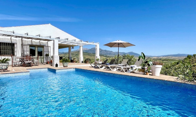 Guaro Villa | Elegante villa rural de Andalucía, piscina privada, espectaculares vistas de 360 °, aire acondicionado, Wi-Fi