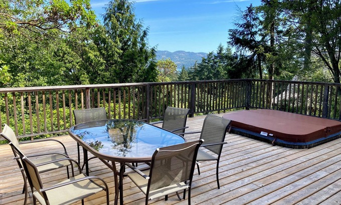 Juan de Fuca Electoral Area Casa | Andover Cottage: Confortable casa familiar con jacuzzi, linda vista.