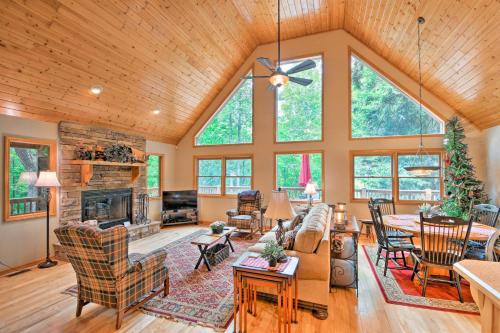 Andrews Casa | Andrews Cabin with Game Room and Covered Porch!