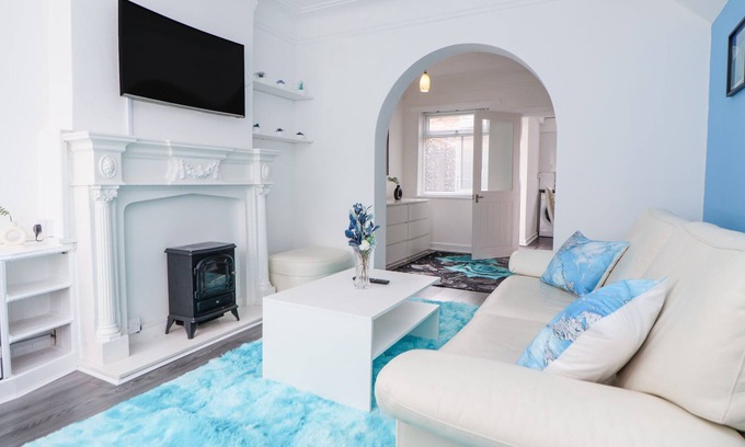 Liverpool Cabaña | ANFIELD STADIUM HOUSE, pet friendly, with a garden in Liverpool