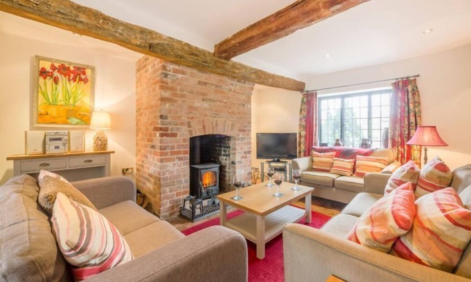 Walsingham Cabaña | Una casa de campo cuidadosamente renovada con encantadoras características originales, como techos con vigas y una pared expuesta del siglo XVI, combinada con comodidades modernas y un ambiente relajado. Ofrece un alojamiento cómodo para hasta siete pe...