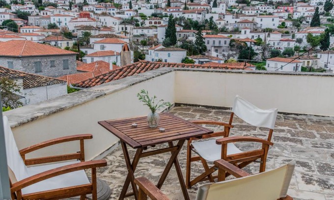 Hydra Casa | Angeliko's Vourgaris stone house