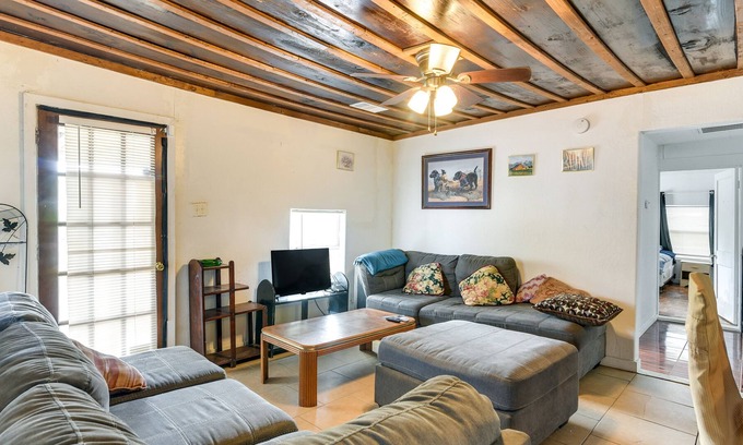 Texas Gulf Coast Region Casa | Angleton Home w/ Smart TVs - 16 Mi to Beaches!