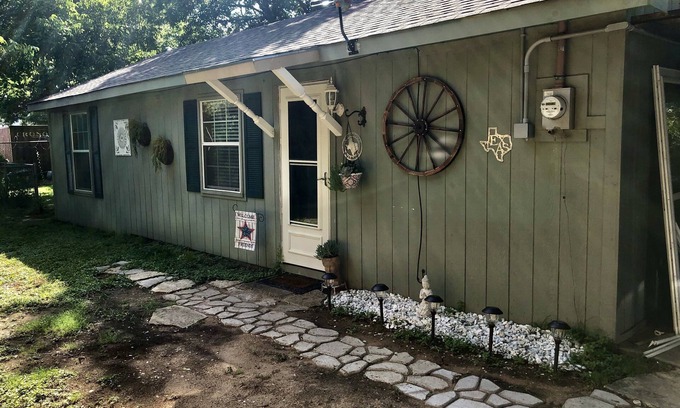 Cleburne Casa | Anglin Cottage Apartment