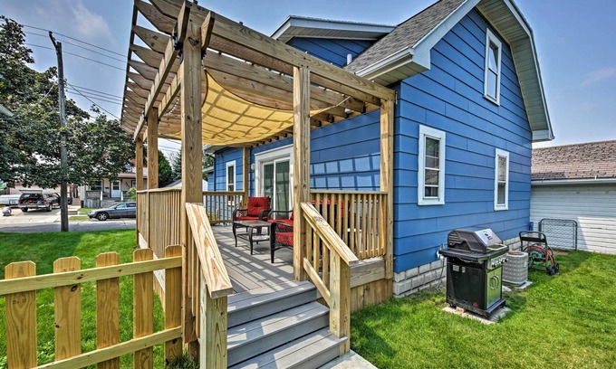 Two Rivers Casa | Cozy Two Rivers Home - ¡Camina hasta el lago Michigan!