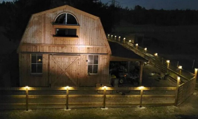 Burlington Casa | Animal Lovers Dream! Barn Loft stay in Burlington complete with Highland Cows