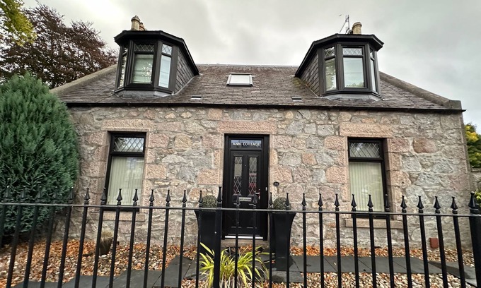 Bucksburn Cabaña | Ann Cottage Retreat in Aberdeen