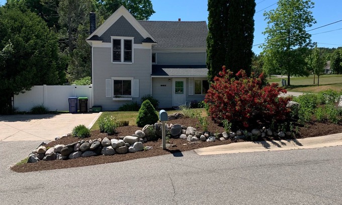 Harbor Springs Cabaña | Ann Street Cottage. 10 minute walk to downtown and beaches