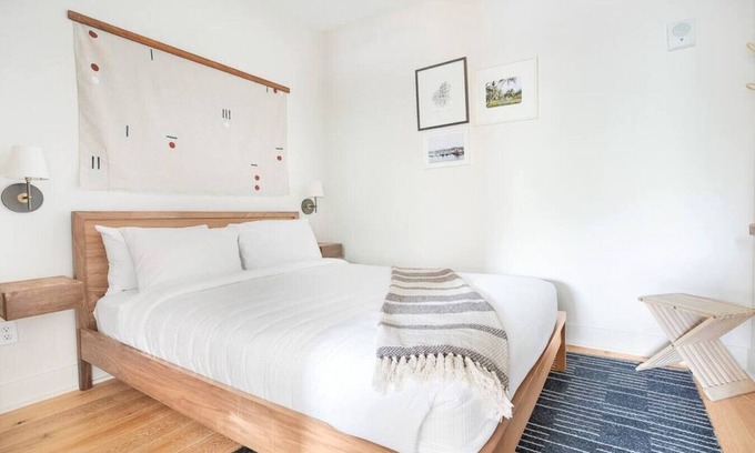 Yamacraw Village Condominio | Annabelle 2B - City Views near City Market, River
