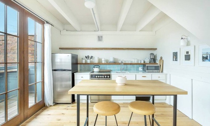 Yamacraw Village Apartamento | Annabelle 4A - Top Floor Loft with Terrace in Historic Downtown