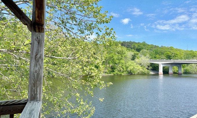 Lorton Apartamento | Anne’s Place river view, couples getaway, relax by the water, Historic Occoquan