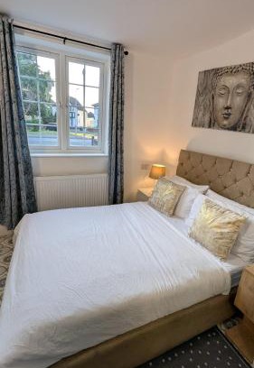 South Ruislip Casa | Annexe Studio private entrance, hallway and parking