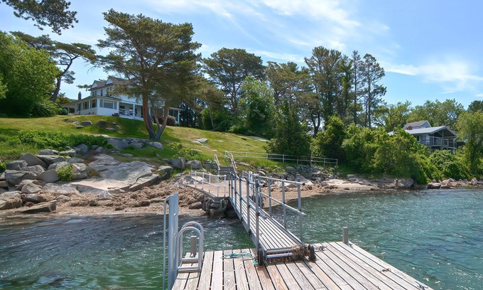 Gloucester Casa | Annisquam Singing Pines: Margen privado frente al río y muelle de marea.