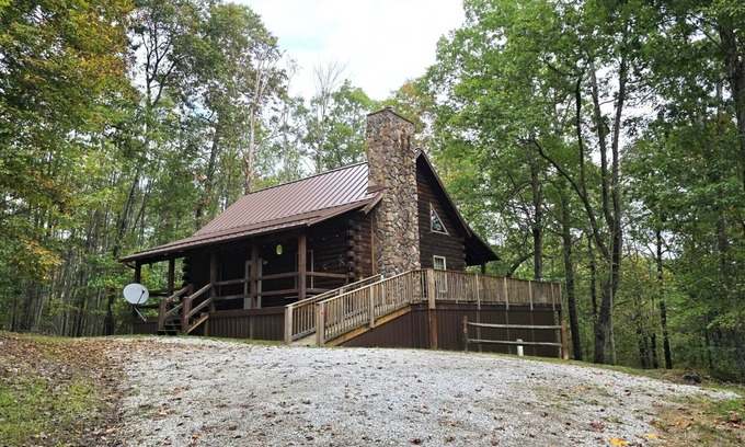Creola Cabina | Anson's Ridge: Log home in the woods w/hot tub, near Hocking Hills- Sleeps 12