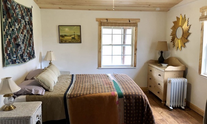 Zullinger Cabina | Antietam Toll House~ an historic waterfront cabin with fully fenced yard.