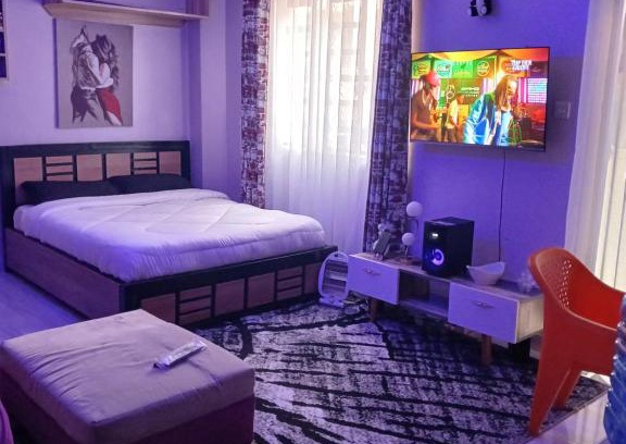 Kasarani Cama Y Desayuno | Antique Budget Studio