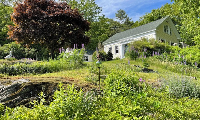 Edgecomb Casa | Antique Charm and Modern Comfort on Maine Waterfront
