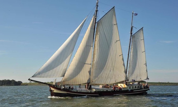 Amsterdam North Alquiler De Eote | Velero antiguo y lujoso Waterwolf, 26 camas.
