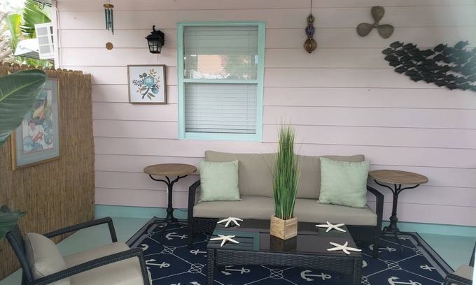 Parker Ridge Apartamento | Antique Row Bungalow. Central, Comfy, Private Near Downtown, Beaches, & Parks.