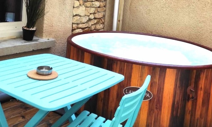 Orange Apartamento | Antique SPA" apartment: Jacuzzi under patio