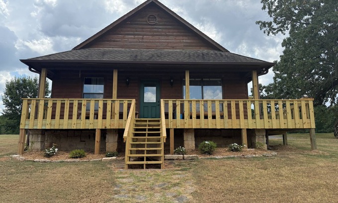 Bates Casa | Antler Oaks Lakeside Cabin