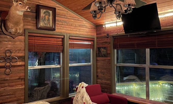 Murfreesboro Cabina | Antler Ridge Cabin One