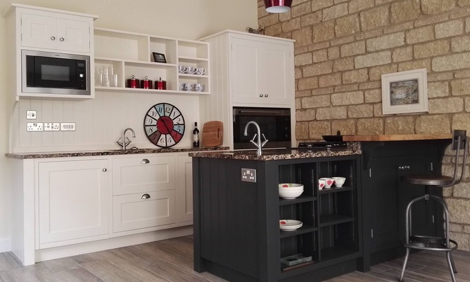 Stamford Casa | Anvil Bungalow Stamford. Character 2 Bedroom Home with Parking. Central Location