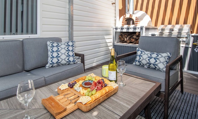 Kadena-cho Casa | Aotearoa House NZ Style Yomitan WiFi, AC, Full Kitchen, BBQ, Pizza Oven Outdoor