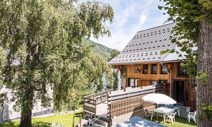 Saint-Colomban-des-Villards Apartamento | Apartamento 'Breizh Chalet - 6 Personnes' con vistas a la montaña, jardín privado y Wi-Fi
