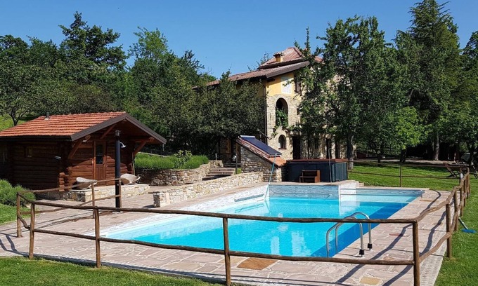 Madonna Dei Fornelli Apartamento | Apartamento renovado en la antigua casa de piedra "casa vieja" con piscina, sauna y jardín
